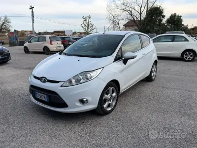 Usata Ford Fiesta 90 CV (66 kW) 2010 Bianco Berlina