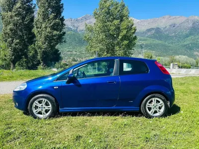 Usado Fiat Grande Punto Sport 90 HP (66 kW) 2006 Azul Citadino
