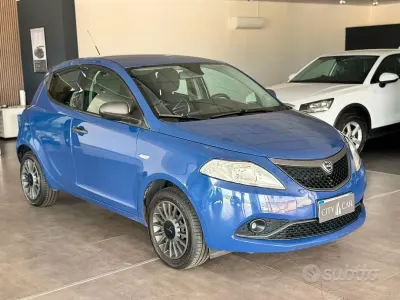 Usata Lancia Ypsilon 69 CV (50 kW) 2018 Blu Utilitaria