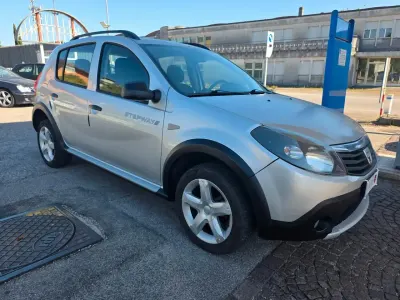 Usata Dacia Sandero 68 CV (50 kW) 2010 Argento Station wagon