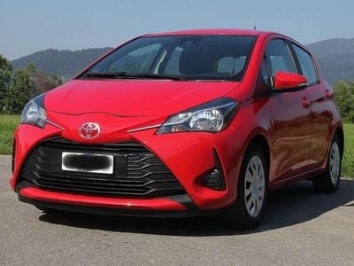 Usata Toyota Yaris Cool 72 CV (52 kW) 2019 Rosso Berlina