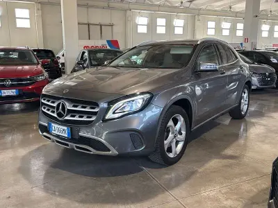Usata Mercedes GLA180 122 CV (89 kW) 2020 Grigio SUV