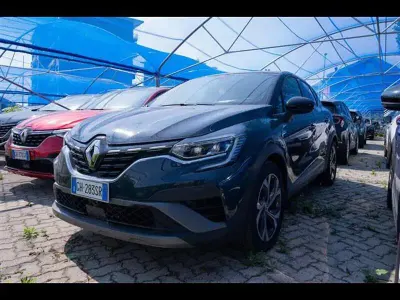 Usata Renault Captur RS Line 145 CV (106 kW) 2022 Grigio chiaro SUV