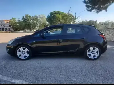 Usata Opel Astra 95 CV (69 kW) 2011 Nero Berlina