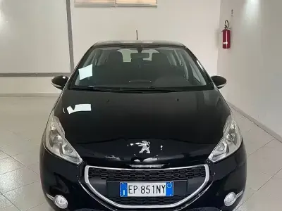 Usata Peugeot 208 Allure 82 CV (60 kW) 2013 Nero Utilitaria