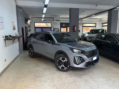 Usata Peugeot 2008 Allure+ 101 CV (74 kW) 2024 Grigio SUV