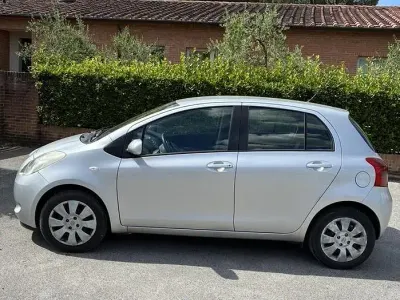 Usata Toyota Yaris 86 CV (63 kW) 2006 Grigio Berlina