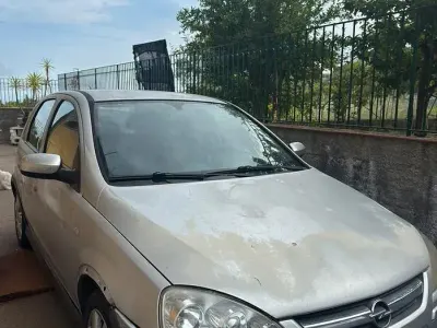Usado Opel Corsa 69 CV (50 kW) 2006 Gris Utilitario
