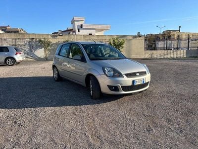 Begagnad Ford Fiesta Ghia 68 HK (50 kW) 2008 Silver Halvkombi