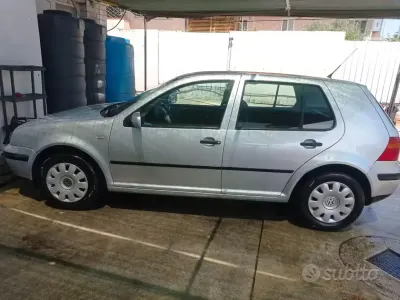 Usata VW Golf IV 101 CV (74 kW) 2002 Grigio Berlina