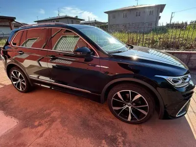 Usata VW Tiguan R-line 150 CV (110 kW) 2023 Nero SUV