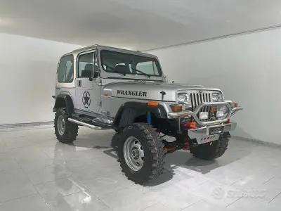 Usata Jeep Wrangler Laredo 103 CV (75 kW) 1989 Grigio SUV