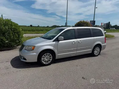 Usata Lancia Voyager Gold 163 CV (119 kW) 2012 Grigio Monovolume