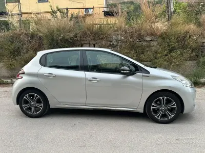 Usata Peugeot 208 Allure 68 CV (50 kW) 2015 Grigio Utilitaria