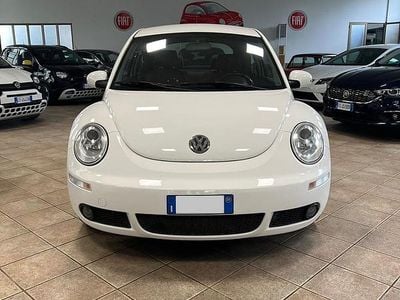Begagnad VW New Beetle 102 HK (75 kW) 2009 Vit Halvkombi