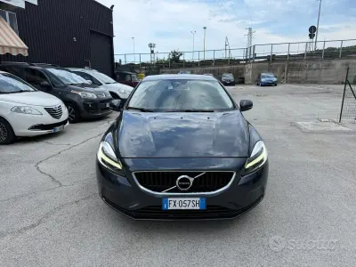 Usata Volvo V40 R-Design 120 CV (88 kW) 2019 Blu Berlina