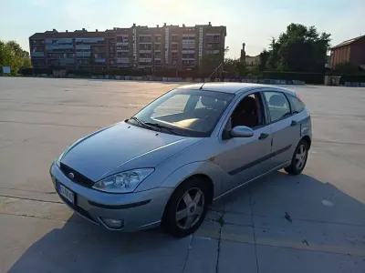 Usata Ford Focus Zetec 101 CV (74 kW) 2004 Argento Berlina