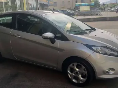 Usata Ford Fiesta Titanium 60 CV (44 kW) 2011 Aregento metallizzato Berlina