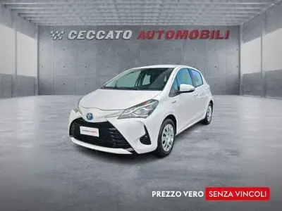 Usata Toyota Yaris Hybrid Cool 101 CV (74 kW) 2019 Bianco Utilitaria