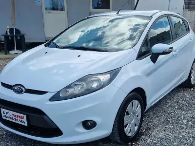 Begagnad Ford Fiesta Titanium 70 HK (51 kW) 2010 Vit Sedan
