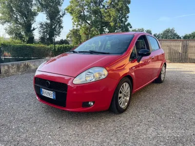 Usata Fiat Grande Punto Emotion 120 CV (88 kW) 2006 Rosso Utilitaria