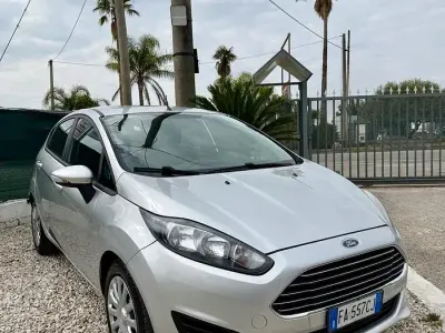 Usata Ford Fiesta 75 CV (55 kW) 2015 Grigio Utilitaria