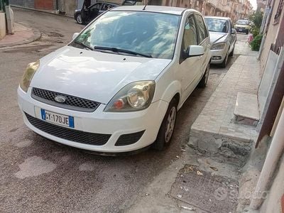 Usata Ford Fiesta Titanium 68 CV (50 kW) 2011 Bianco Utilitaria