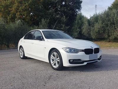 Begagnad BMW 318 Sport Line 143 HK (105 kW) 2012 Vit Sedan
