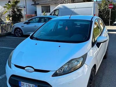 Usata Ford Fiesta Trend 96 CV (70 kW) 2009 Bianco Utilitaria