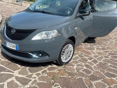 Usata Lancia Ypsilon Gold 69 CV (50 kW) 2017 Grigio Utilitaria