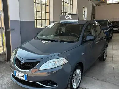 Usata Lancia Ypsilon Silver 69 CV (50 kW) 2018 Grigio Utilitaria