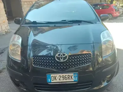 Usata Toyota Yaris 90 CV (66 kW) 2007 Nero Utilitaria