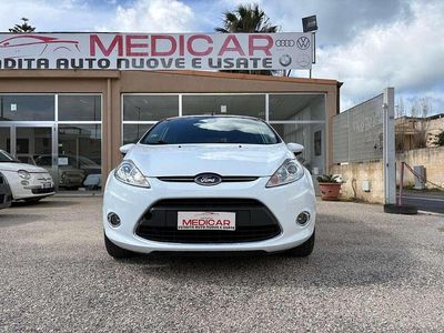 Usata Ford Fiesta Titanium 82 CV (60 kW) 2012 Bianco Utilitaria