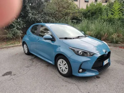 Usata Toyota Yaris Hybrid Business Edition 92 CV (67 kW) 2022 Blu/azzurro Berlina