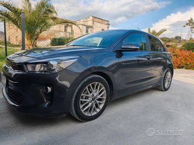 Usado Kia Rio 90 HP (66 kW) 2017 Cinzento Sedan