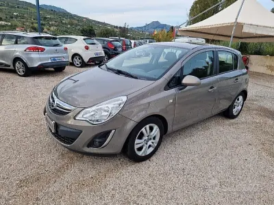 Usata Opel Corsa 95 CV (69 kW) 2012 Marrone Utilitaria