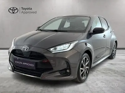 Usata Toyota Yaris Hybrid Lounge 92 CV (67 kW) 2022 Grigio Berlina
