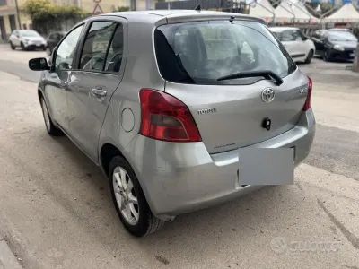 Usata Toyota Yaris 69 CV (50 kW) 2006 Grigio Berlina