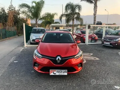 Używany Renault Clio V Zen 86 KM (63 kW) 2020 Czerwony Sedan/Limuzyna