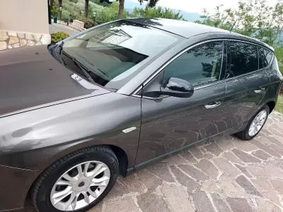Usata Lancia Delta 90 CV (66 kW) 2014 Grigio Utilitaria