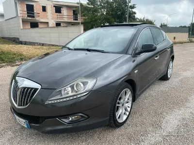 Usado Lancia Delta 120 CV (88 kW) 2008 Gris Utilitario