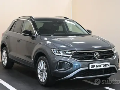 Usata VW T-Roc Life 110 CV (80 kW) 2023 Grigio SUV