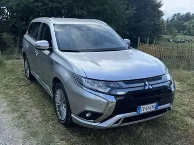 Usata Mitsubishi Outlander P-HEV Instyle 135 CV (99 kW) 2020 Argento SUV