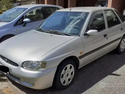 Usata Ford Escort Ghia 88 CV (64 kW) 1997 Grigio Berlina