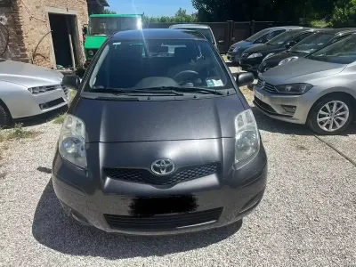 Usata Toyota Yaris 100 CV (73 kW) 2010 Grigio Utilitaria
