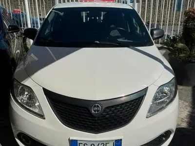 Usado Lancia Ypsilon Gold 69 HP (50 kW) 2018 Branco Citadino