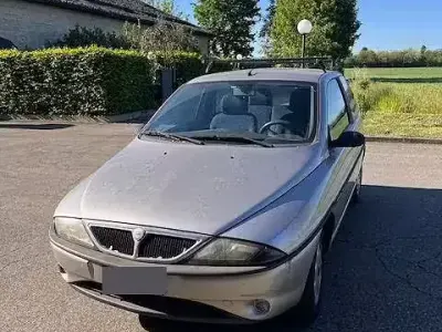 Begagnad Lancia Ypsilon 60 HK (44 kW) 1999 Grå Halvkombi
