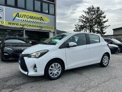 Usata Toyota Yaris Lounge 69 CV (50 kW) 2015 Bianco Utilitaria