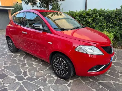 Usata Lancia Ypsilon Gold 69 CV (50 kW) 2017 Rosso Utilitaria