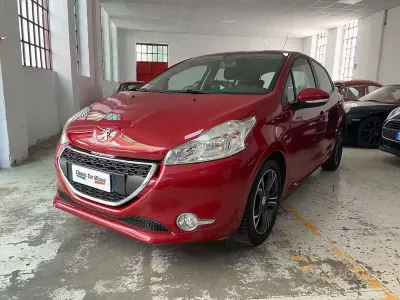 Usata Peugeot 208 Access 95 CV (69 kW) 2014 Rosso Utilitaria